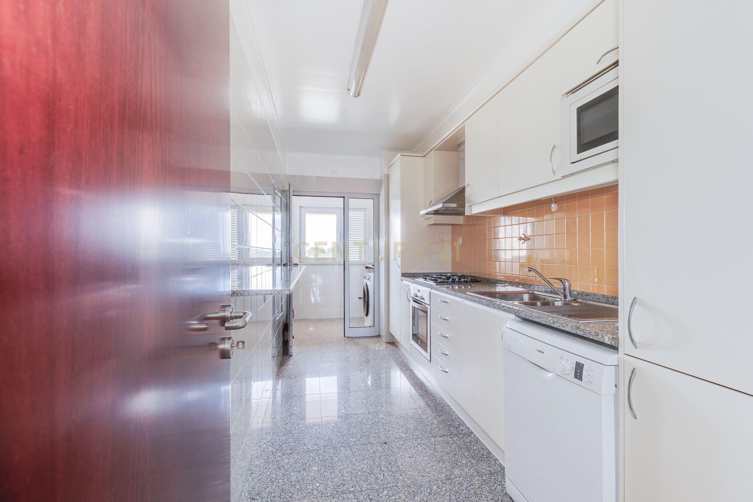 Apartamento T2 com Vista Panorâmica em Lisboa - Image 10