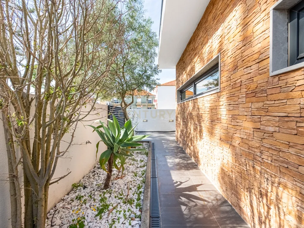 Moradia T3 com 3 Suites e Arquitetura Distinta em Samouco, Alcochete - Image 45