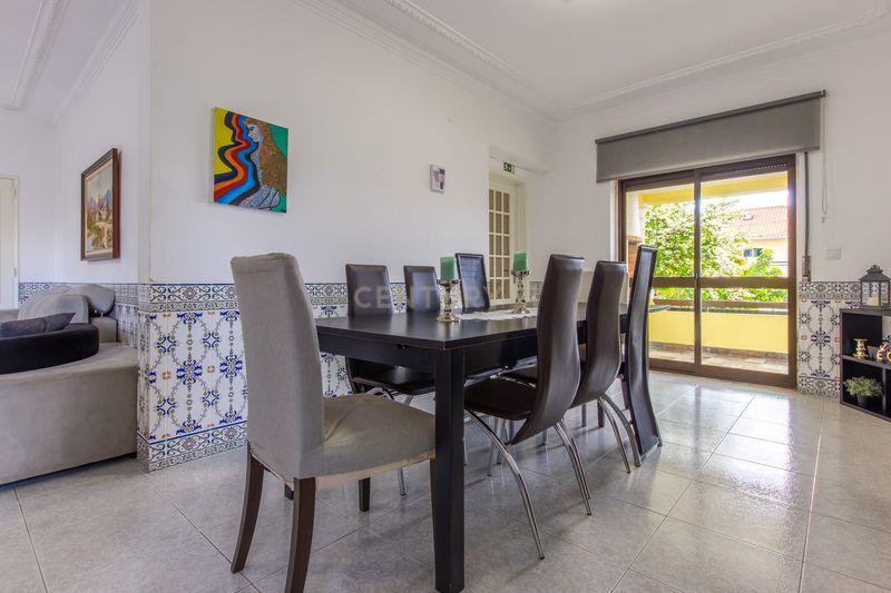 Moradia T4 com Vista para o Campo e Cidade em Localização Privilegiada -Charneca da Caparica, Almada - Image 8