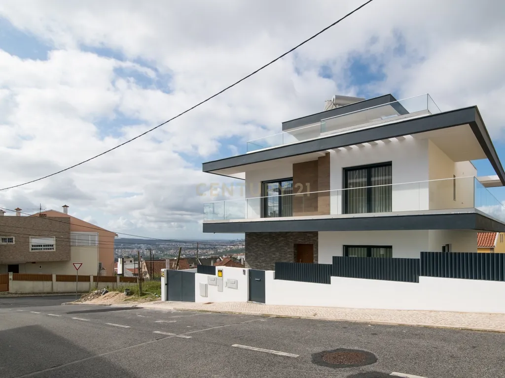 Moradia nova para estrear, de Sonho com Vista Panorâmica Sobre Lisboa no Bairro Casal do Bispo - Image 5