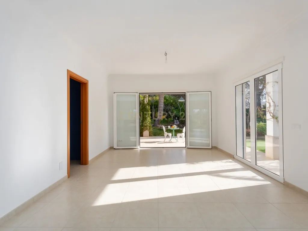 Vivenda exclusiva de construção moderna, 4 suítes, jardim imersivo com lago e viabilidade para piscina. - Image 12