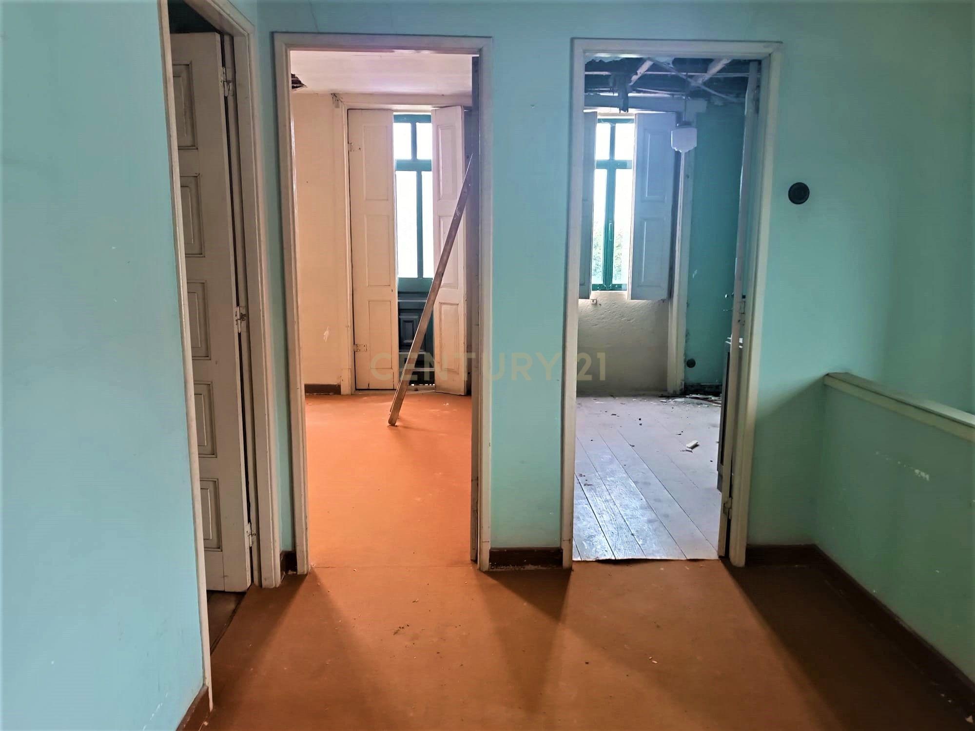 Moradia bifamiliar com cinco quartos, terreno e água para reconstrução no coração da Cidade da Maia, em Gueifaes - Image 21