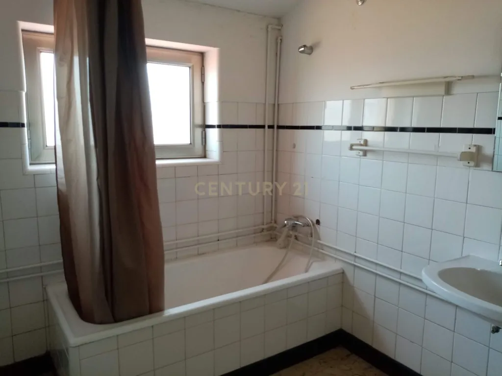 Apartamento T3+1 com logradouro e estacionamento privativos e sótão independente rentabilizado – Bairro Norton de Matos - Coimbra - Image 40