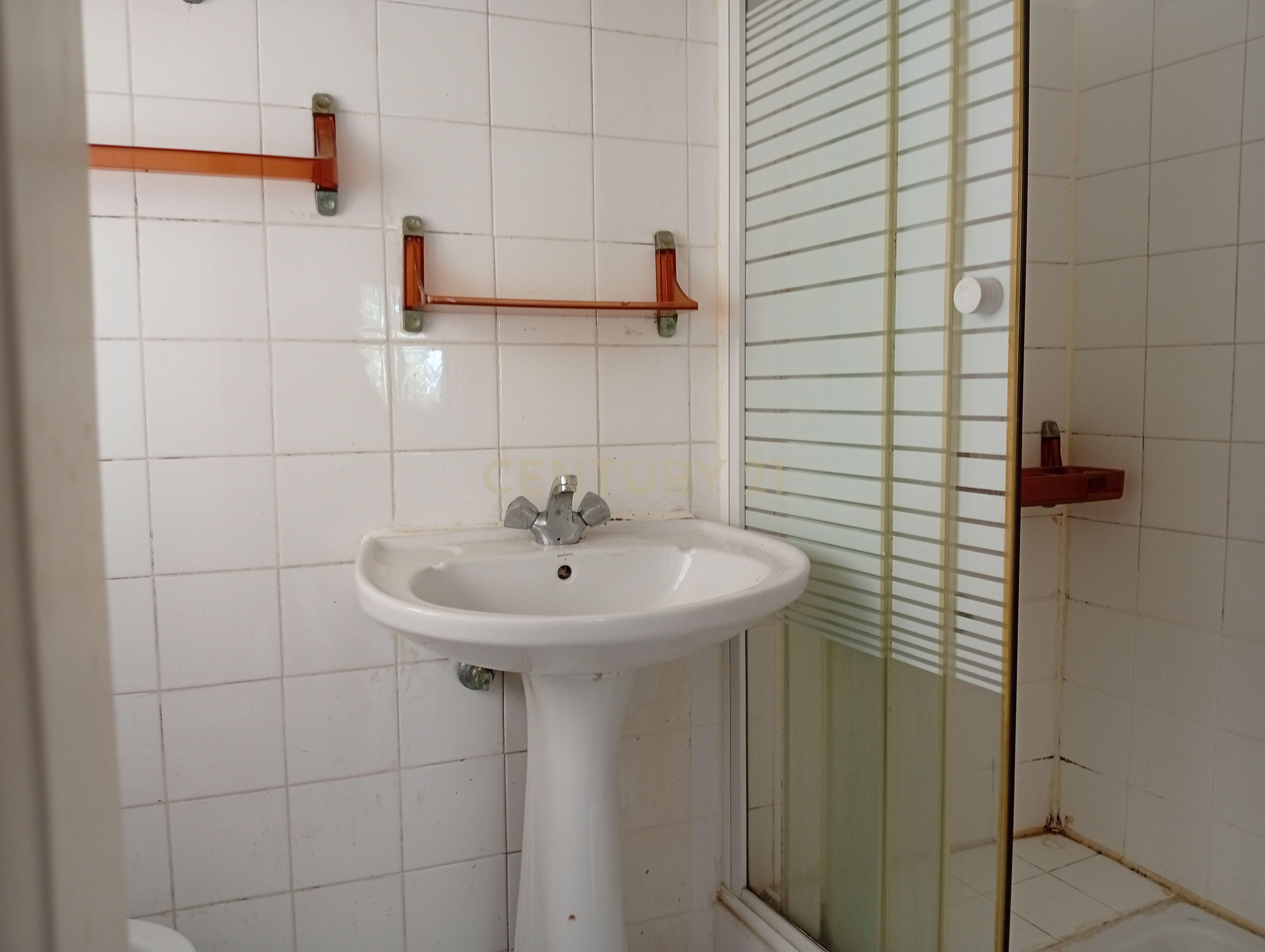 Fotografia 12 de Apartamento para remodelação total situado na zona oriental (a 10m a pé de Metro Santa Apolónia)