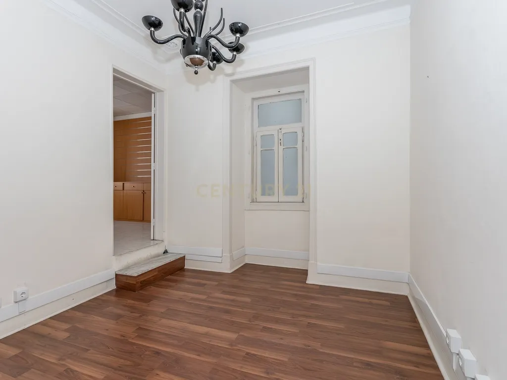 Loja/Escritório com apartamento de 150m2 com acesso a pessoas de mobilidade reduzida - Image 5