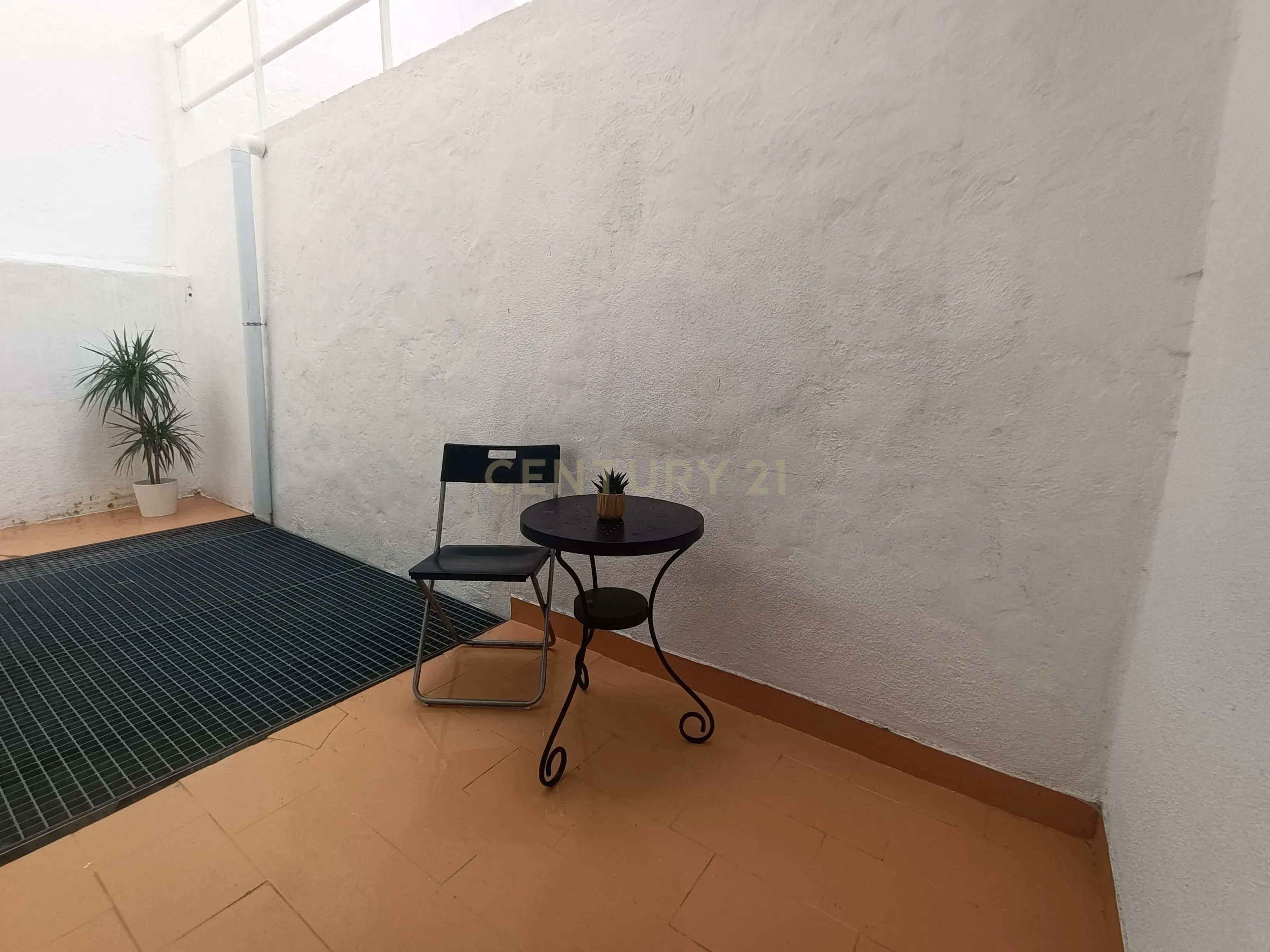 Apartamento T1 com terraço, perto de Santa Apolónia - Image 2