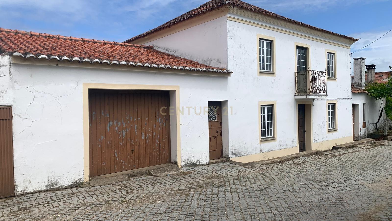 Fotografia 2 de Espaçosa Moradia em Villas Ruivas com Garagem