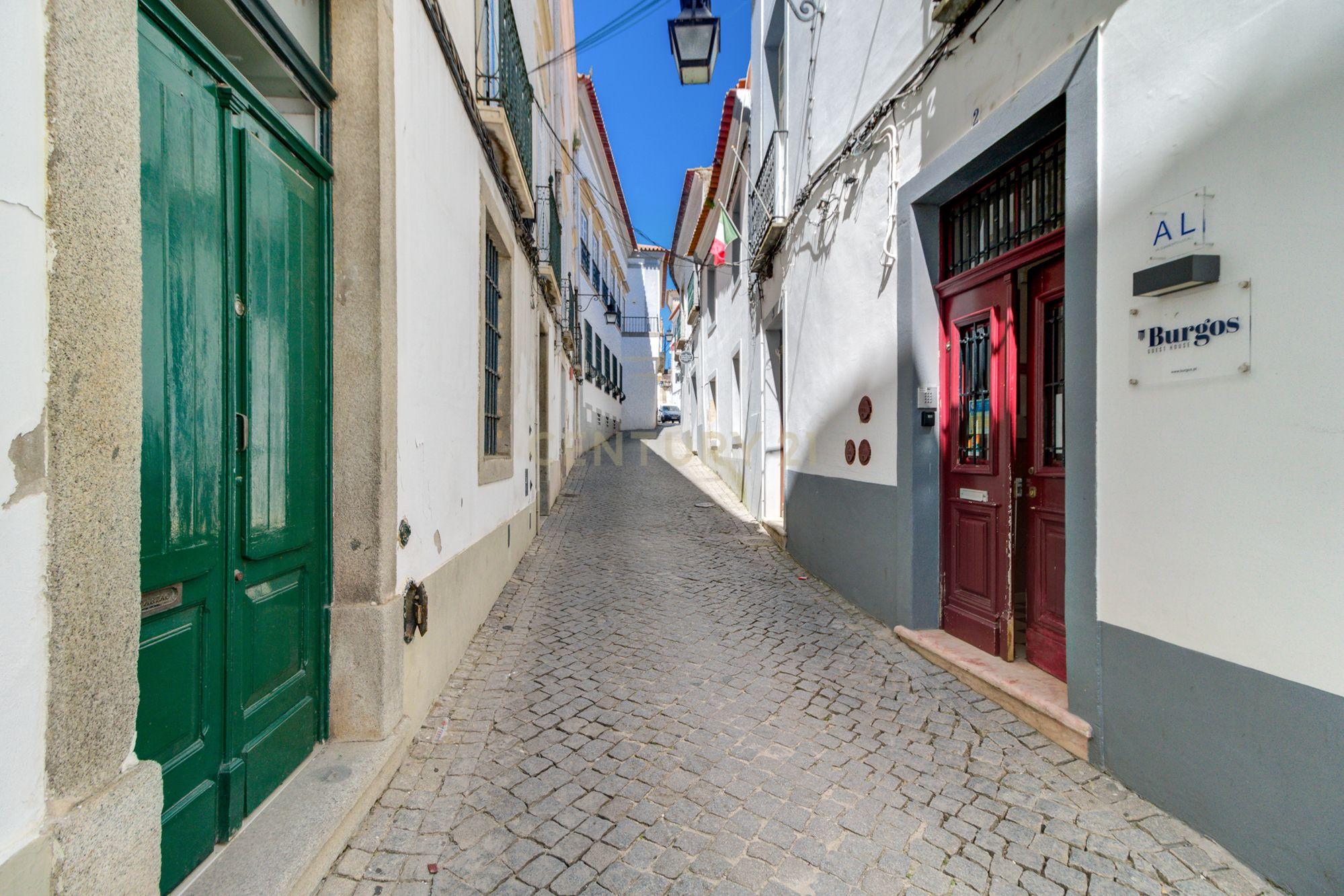 Apartamento T2 com 125m2 no Centro Histórico de Évora - Image 3