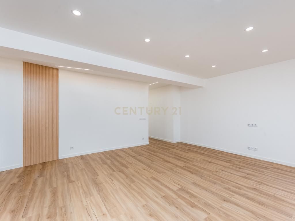 T2 Totalmente Remodelado com Terraço — Almada Centro. - Image 13