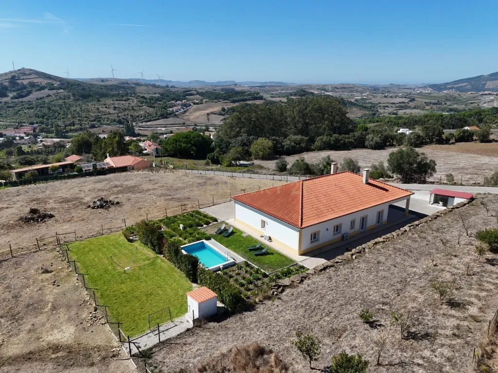 Excelente Investimento: Duas moradias térreas inseridas em terreno com 16.160 m2 - Image 1