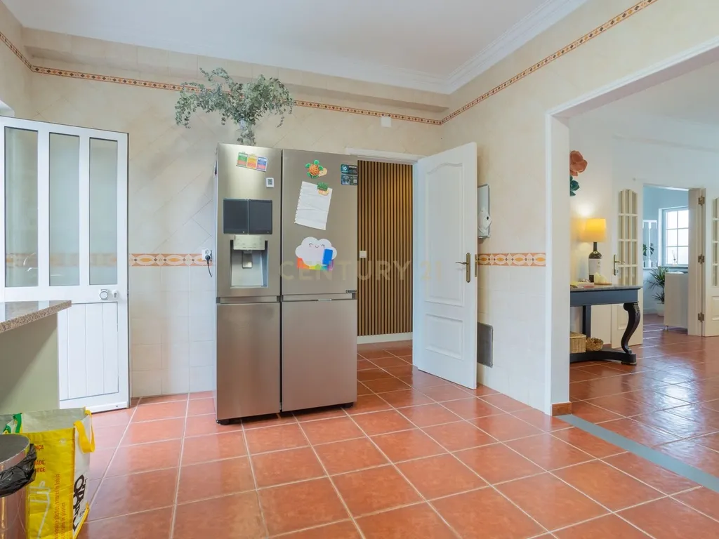 Moradia T4, luminosa, com garagem, jardim e logradouro. - Image 12