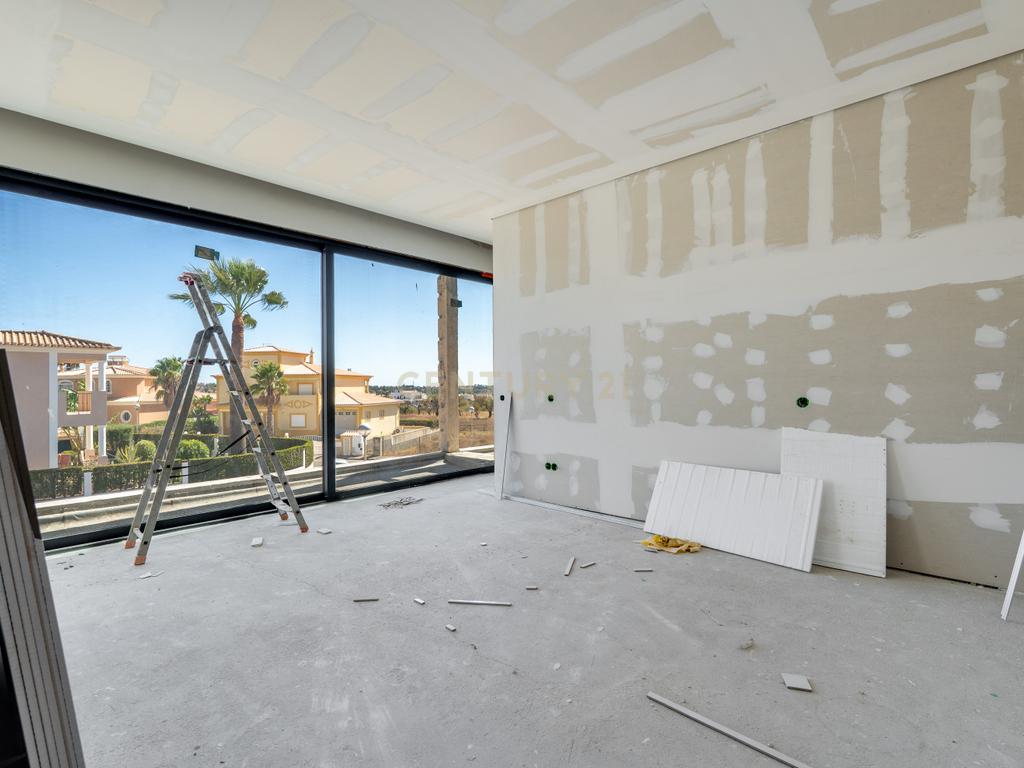 Moradia T5 contemporânea em construção avançada com piscina | Álamos, Guia – Albufeira - Image 16