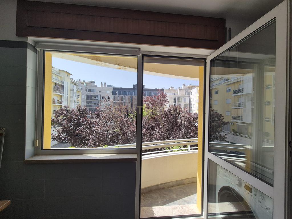 Espaçoso Apartamento T4 no Parque das Nações, Lisboa, com Garagem - Image 17
