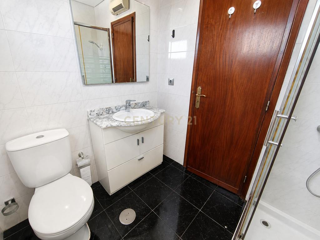 Apartamento T2 com Vista Panorâmica em Vila Nova de Gaia - Image 18