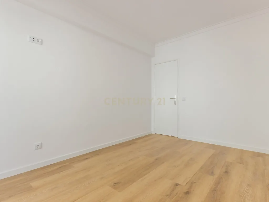 Apartamento T2 Remodelado - Sobreda *RESERVADO* - Image 3