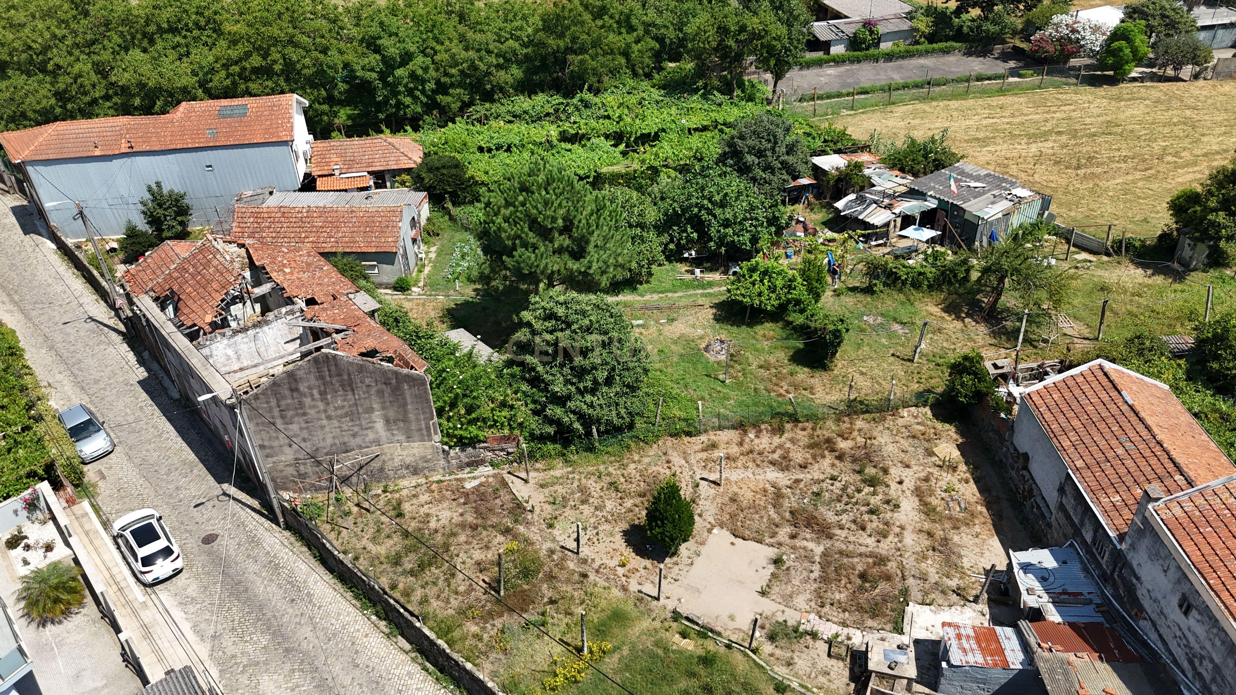 Fotografia 2 de TERRENO PARA CONSTRUÇÃO EM FÂNZERES | METRO | 1714M2