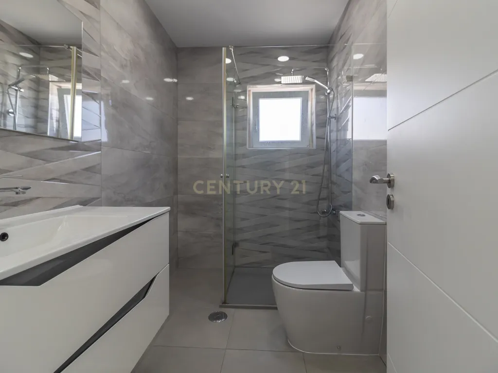 Moradia T5 - Charneca da Caparica - Image 37