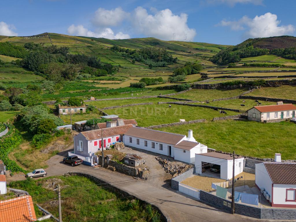 Moradia em fase de renovação na Vila de São Sebastião - Image 6
