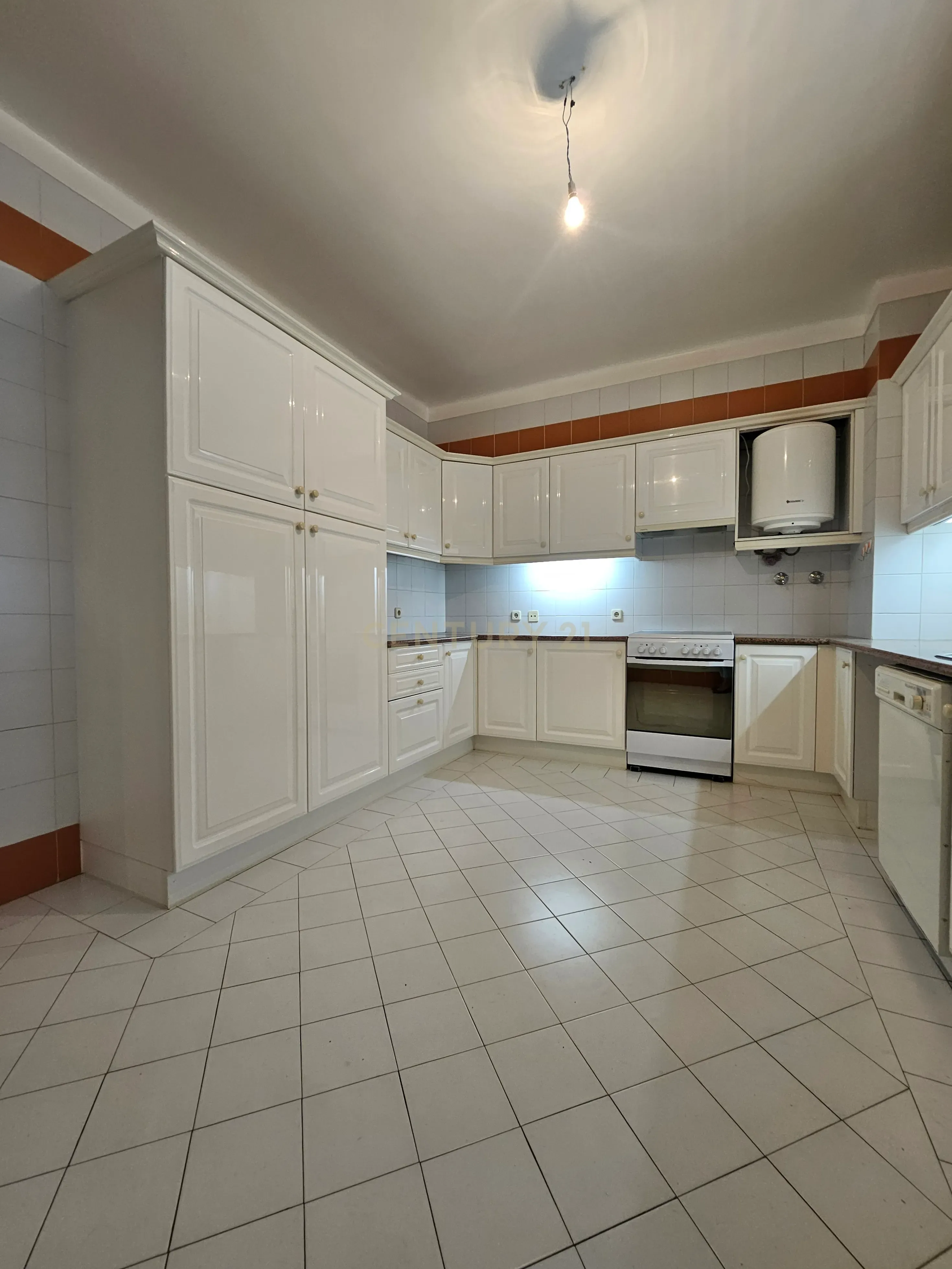 Apartamento T3 com terraço e garagem Condomínio Santa Catarina, Centro Histórico de Évora - Image 11