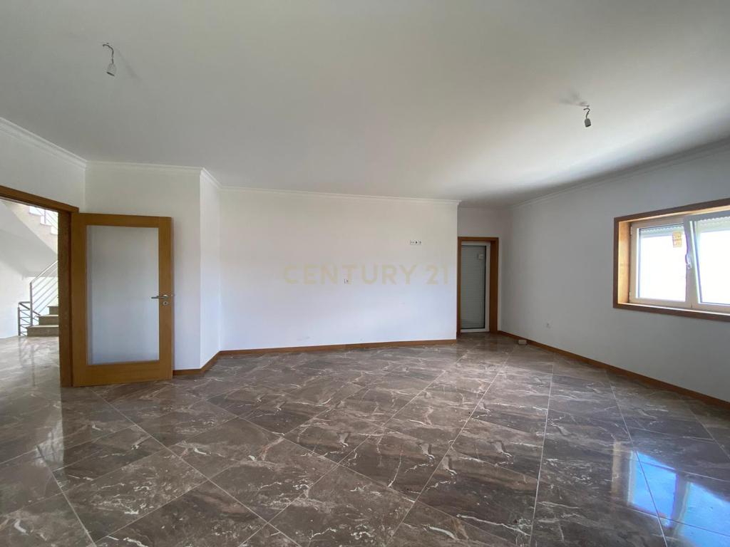 Moradia T4 em Mirandela com Vista Panorâmica - Image 7