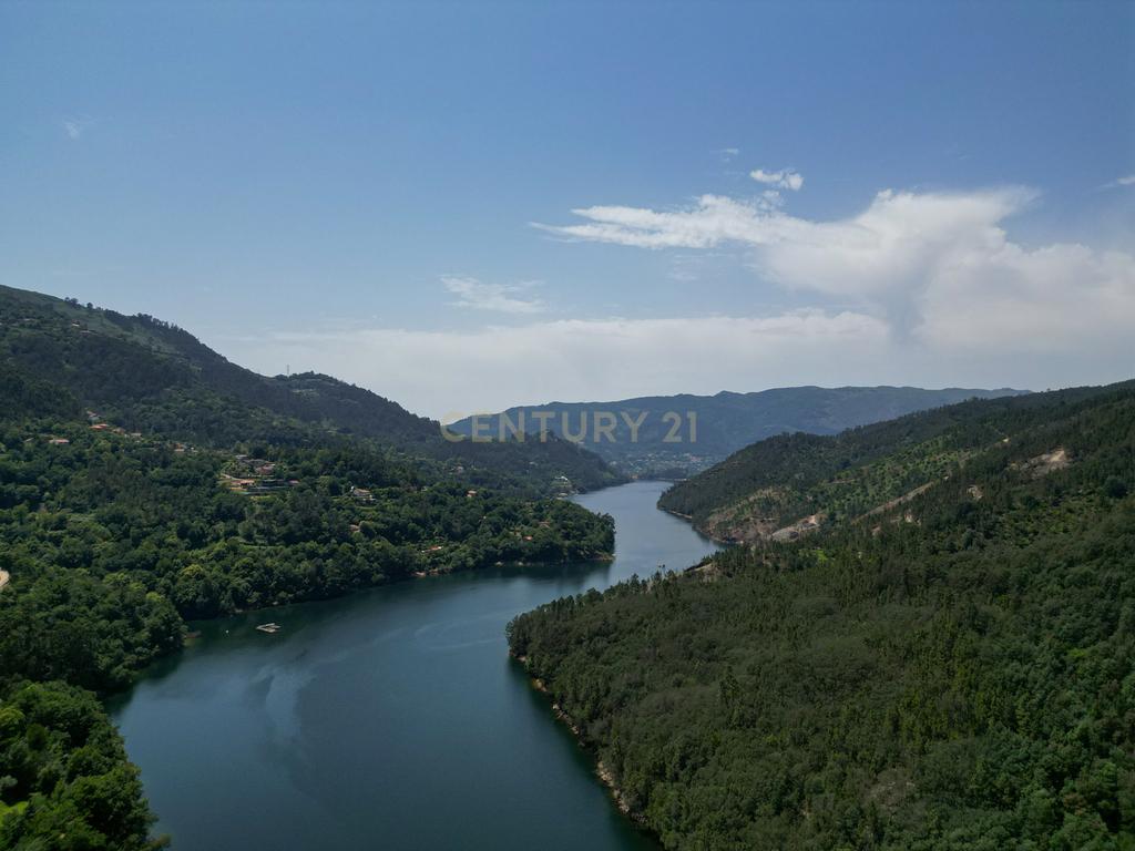 Duas Propriedades Únicas no Gerês com Acesso Direto ao Rio e Ancoradouro Privado - Image 2