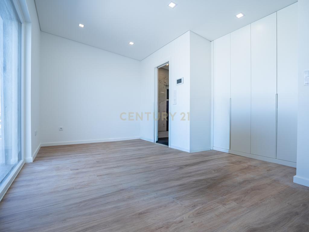 Moradia Térrea com piscina e quatro suites - Image 48