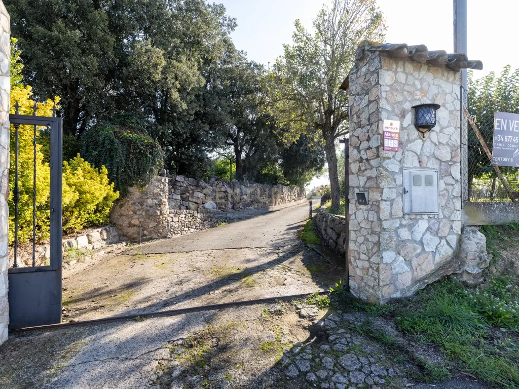 MASIA CATALANA EN VENDA A LLAGOSTERA – MÉS DE 7 HECTÀREES DE TERRENY, LLICÈNCIA TURÍSTICA, PISCINA I CAMP DE FUTBOL - Image 11