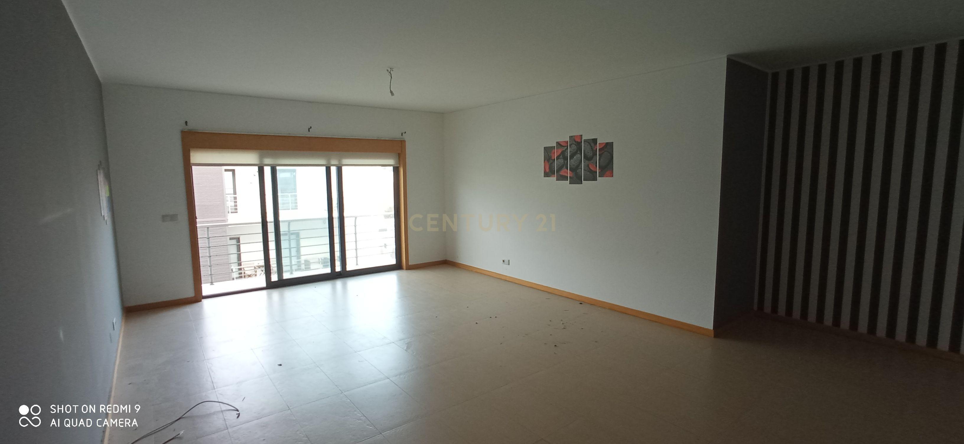 Apartamento T3, com Duas Varandas e Garagem na Vila Serena, Pinhal Novo - Image 7