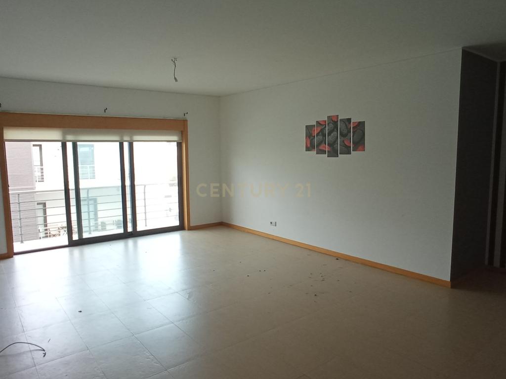 Apartamento T3, com Duas Varandas e Garagem na Vila Serena, Pinhal Novo - Image 7