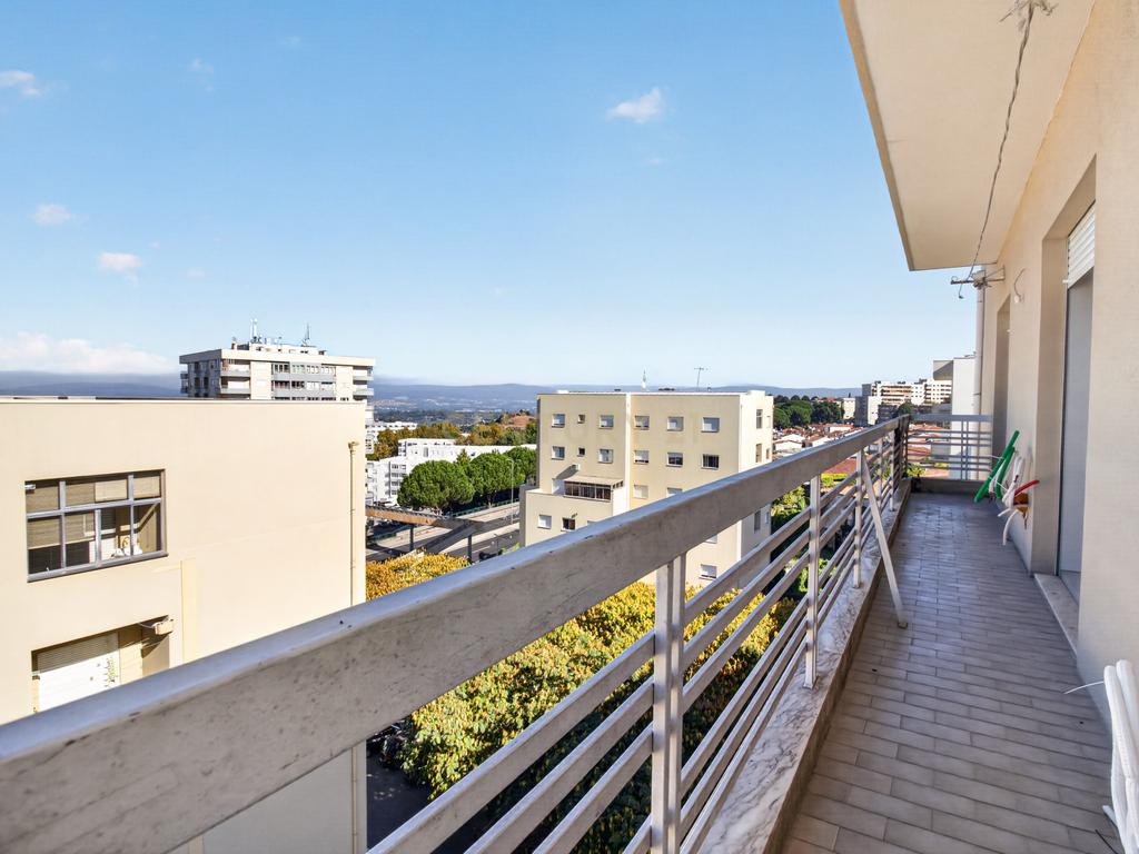 T3 REMODELADO EM SÃO VICENTE | 142 M² | ELEVADOR | GARAGEM | VARANDA COM VISTA SOBRE BRAGA - Image 2