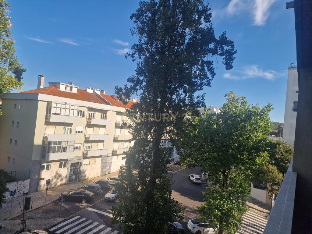 Apartamento T3 em Benfica, Lisboa com Varandas e Vista Cidade - Image 8