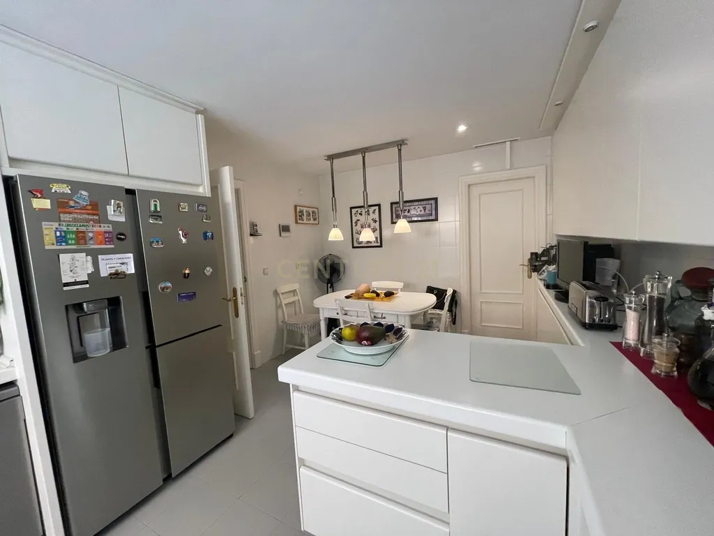 Luxuosa Moradia Renovada em Madrid com Vista para a Cidade - Image 57