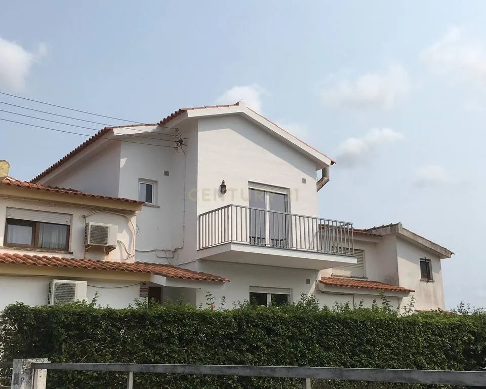 🏡 Moradia Geminada T2 Renovada para arrendamento no Livramento – Perto das Praias e de Lisboa - Image 2