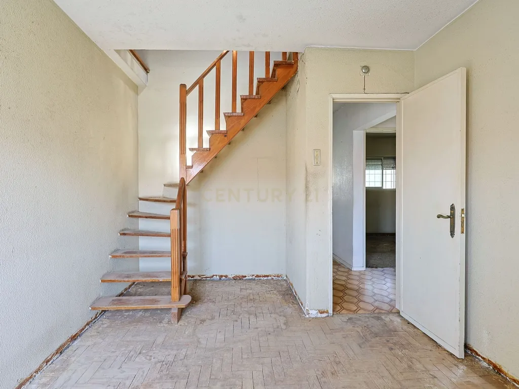 T2 na Arrentela junto à Baía do Seixal – Excelente oportunidade para remodelação - Image 2
