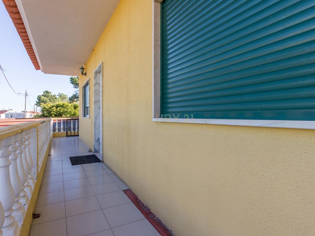 Quinta do Conde/ Courelas da Brava - Moradia isolada, legalizada, inserida em lote de 528m2, com habitação no 1º andar e oficina no r/c. - Image 23