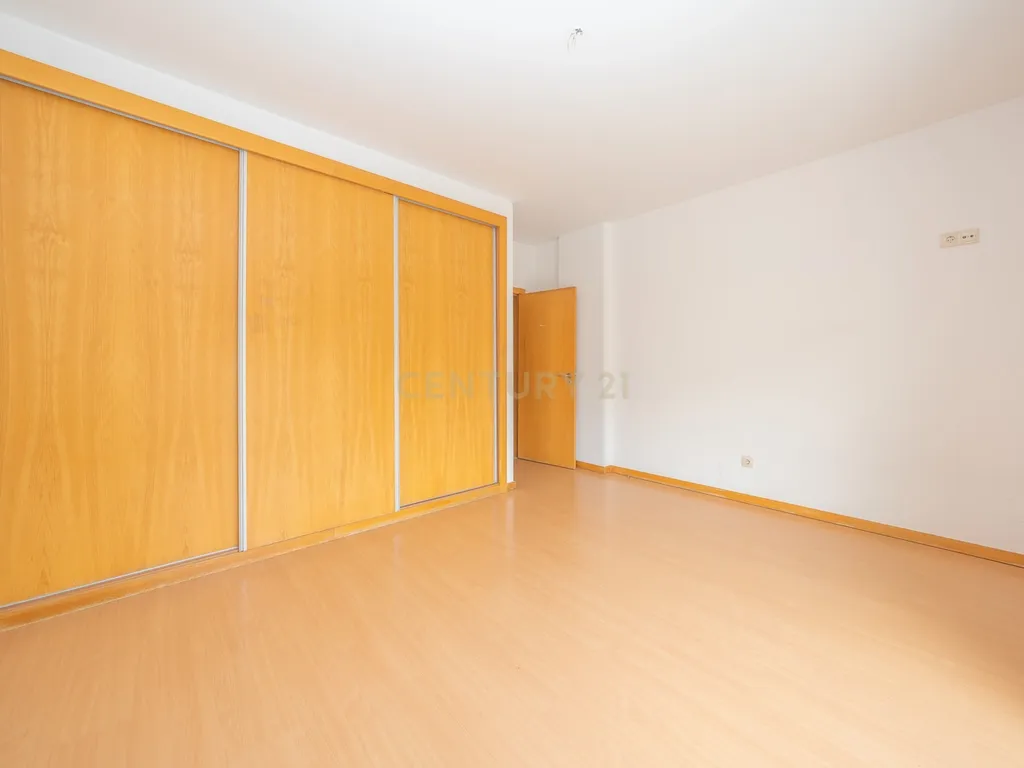 Apartamento T3 com Duas Varandas, Garagem Box e Lugar de estacionamento na Vila Serena, Pinhal Novo - Image 12