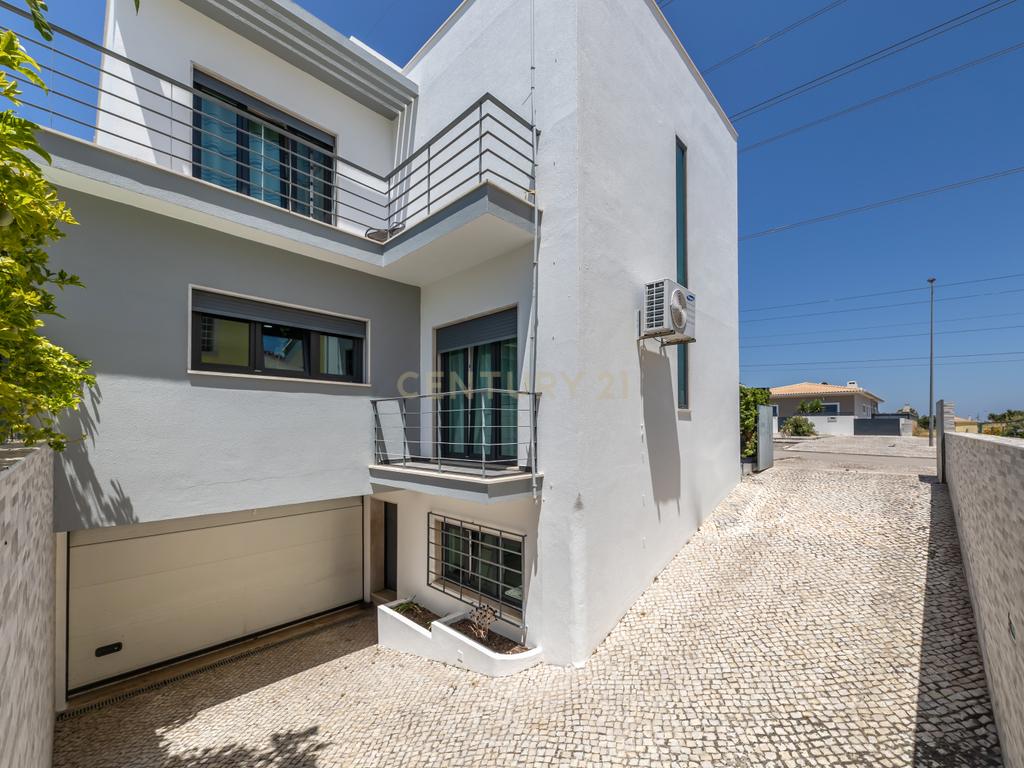 🌳 Moradia T4 Isolada com Jardim e Terraço na Quinta da Serralheira 🌞 - Image 7