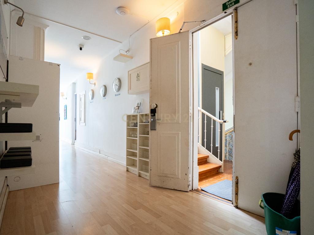 Apartamento Único com Vista sobre o Campo Pequeno – Lisboa - Image 36