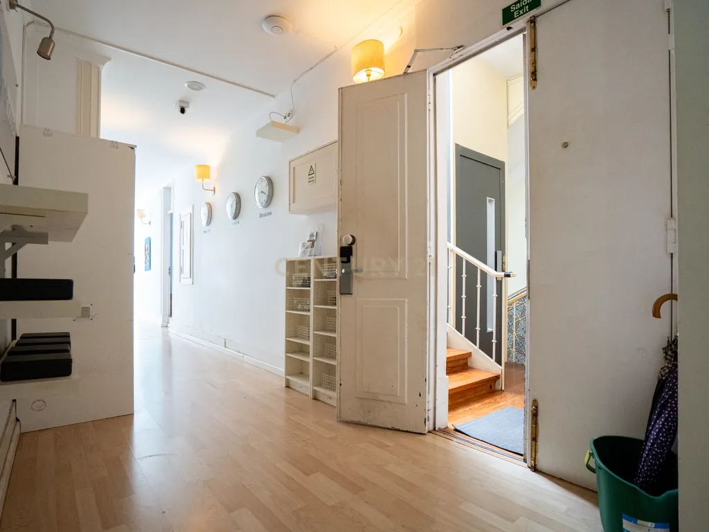 Apartamento Único com Vista sobre o Campo Pequeno – Lisboa - Image 36
