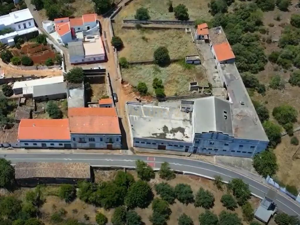 Moradia com 662m2, anexos e logradouro, para recuperação em Ponte de Salir - Image 35