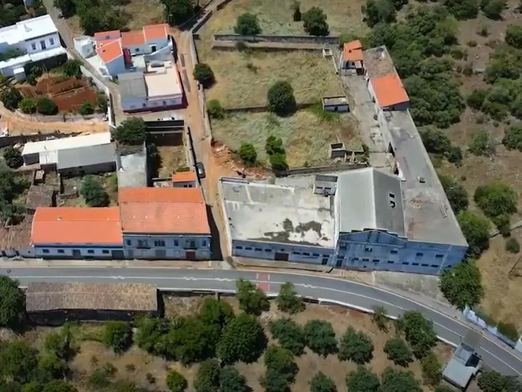 Moradia com 662m2, anexos e logradouro, para recuperação em Ponte de Salir - Image 35