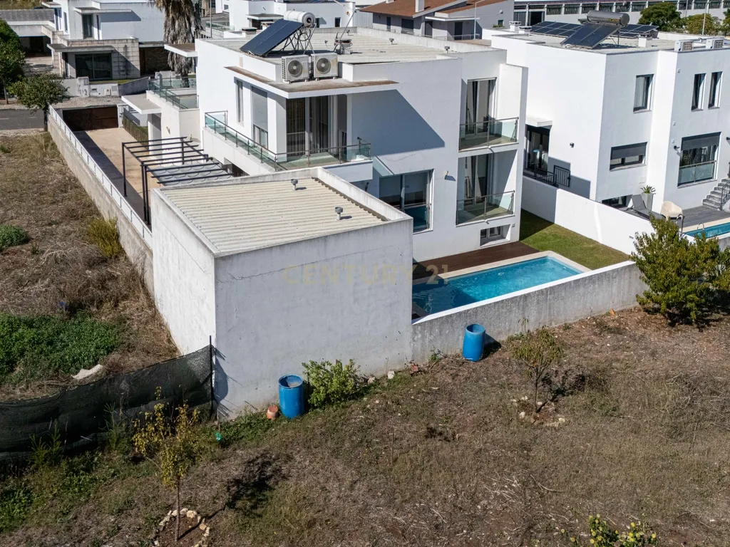 Moradia Isolada de Arquitetura Moderna com Piscina, Jardim e Garagem (Morelena /Pêro Pinheiro) - Image 58