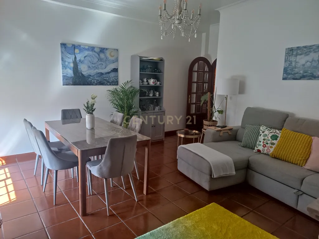 Apartamento T3 com 115 m² em Fazendas de Almeirim, concelho de Almeirim, distrito de Santarém. Apartamento localizado no 2. º andar de um edifício sem elevador. - Image 2