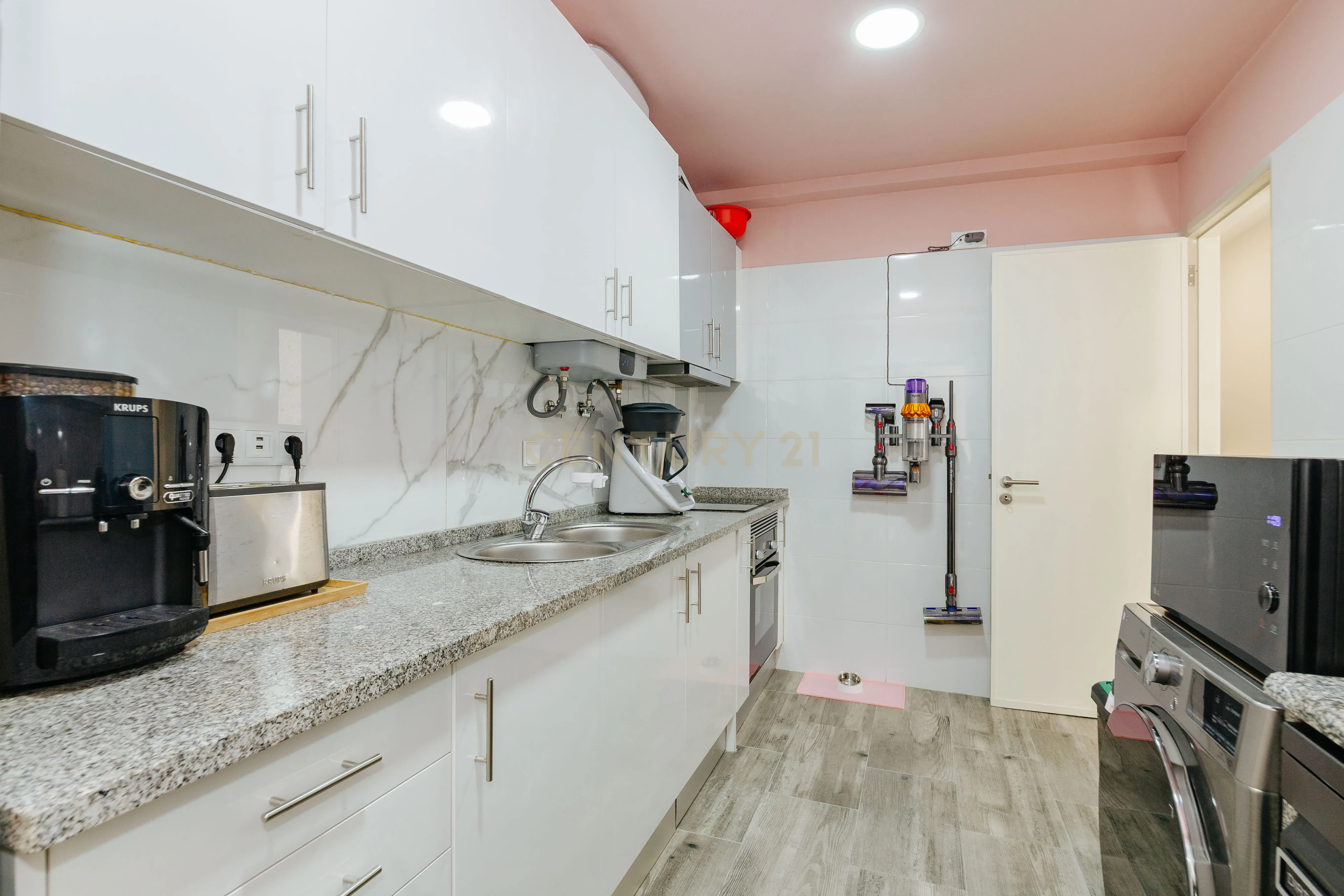 Fotografia 9 de Apartamento T1+1 com estacionamento em Águas Livres, Amadora