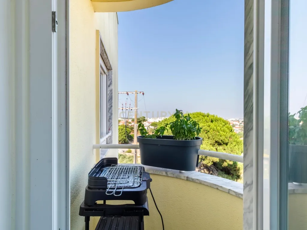 Espaçoso T3 na Sobreda com 2 Casas de Banho e Varandas - Image 24