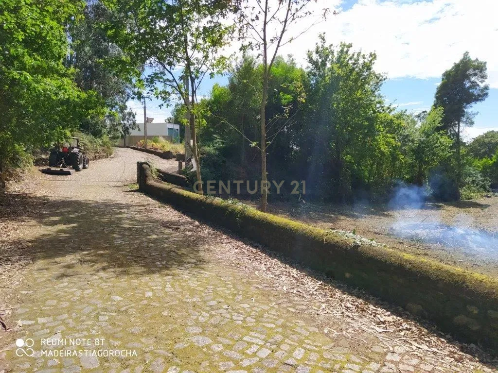 Terreno de 1.934m2 com todas as infraestruturas c/vista ao Rio Minho, em Caminha. Excelente exposição solar. - Image 1