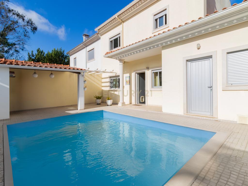 Moradia T4 com Piscina Privativa na Marinha Grande - Image 1