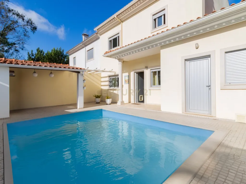 Moradia T4 com Piscina Privativa na Marinha Grande - Image 1