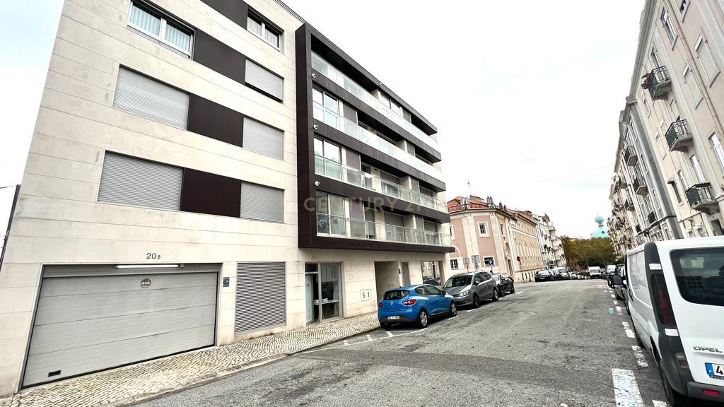 Apartamento T4 para arrendar com 280 m² e 3 estacionamentos no Campo Pequeno - Image 1