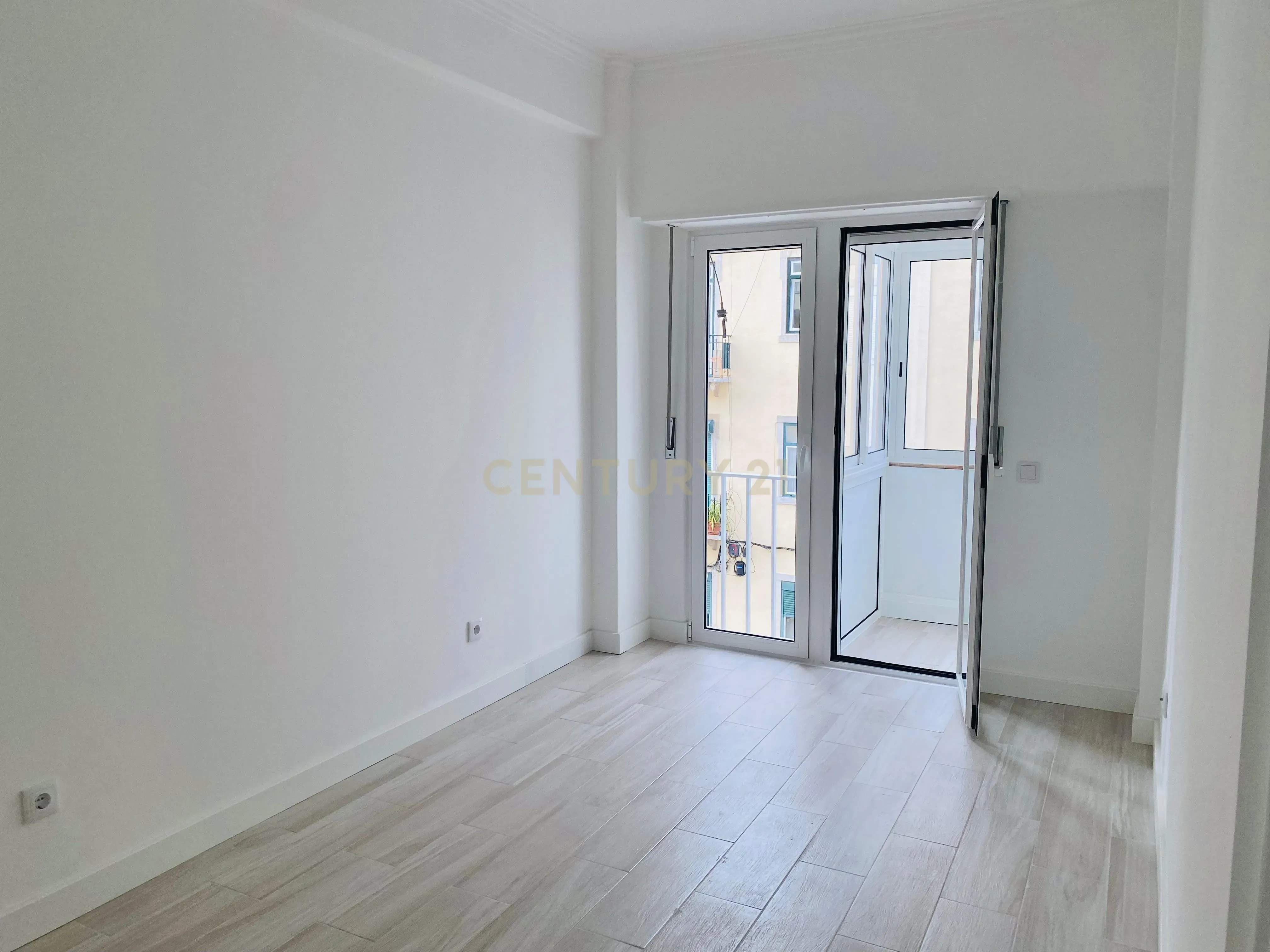 APARTAMENTO T1 PARA ARRENDAMENTO EM CAMPO DE OURIQUE - Image 4